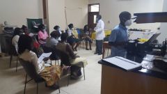 TFL Oeganda 2022: De simulatietechnicus aan het werk tijdens de herhalingstraining in Kawempe Hospital